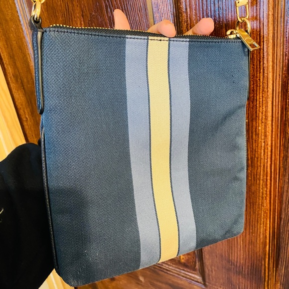 Coach Kitt Messenger with Horse & Carriage - Picture 5 of 7